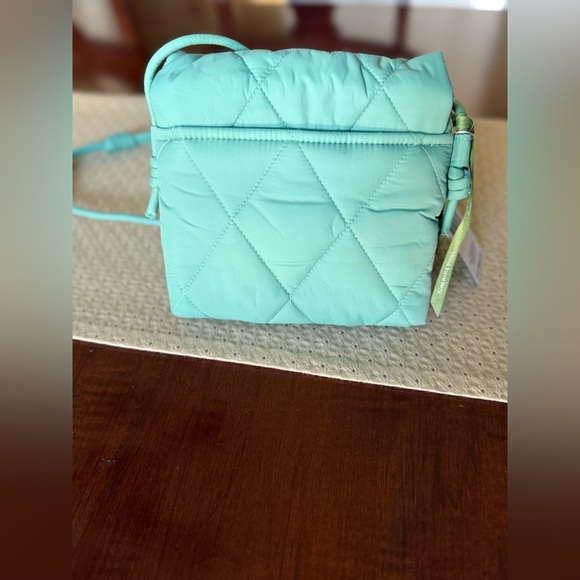 Vera Bradley Featherweight Baird Hipster Crossbody NWT - Picture 3 of 5